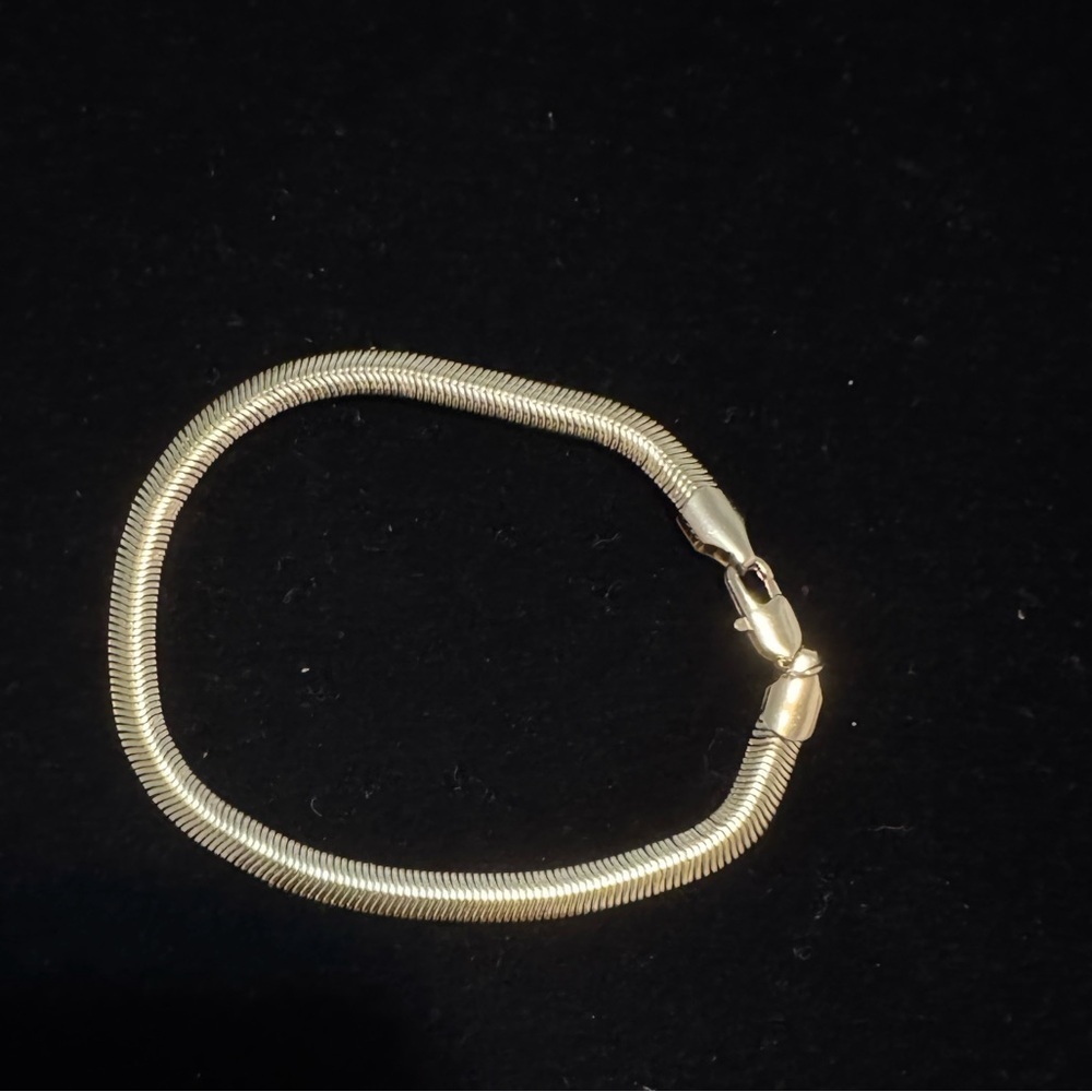 Elegant Gold Herringbone Bracelet 7.5 in 18k plated - Picture 2 of 2